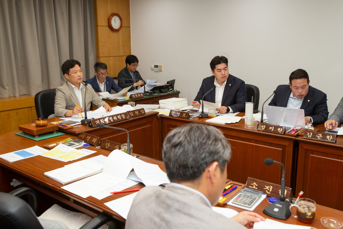 20230605-032[_P7U4219-제268회 정례회 기획행정위원회 조례안 심사활동.JPG