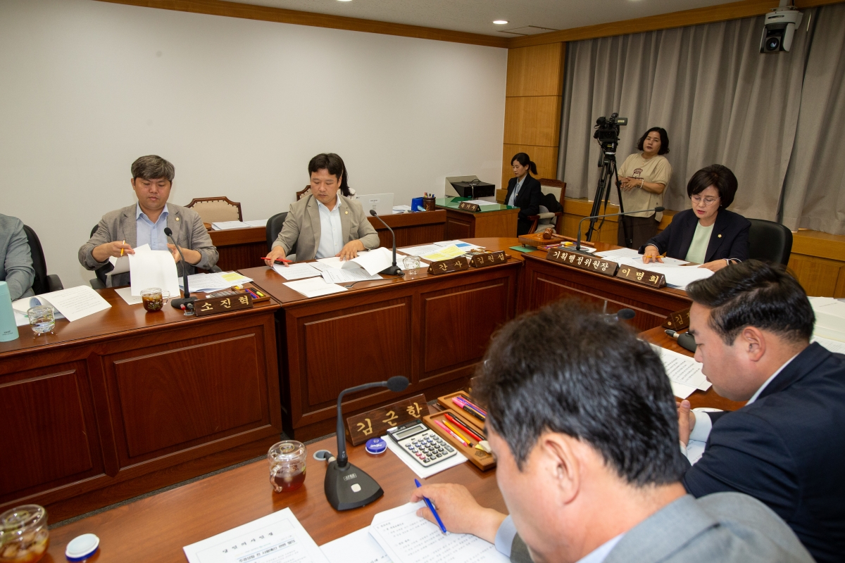 20230605-023[_P7U4203-제268회 정례회 기획행정위원회 조례안 심사활동.JPG