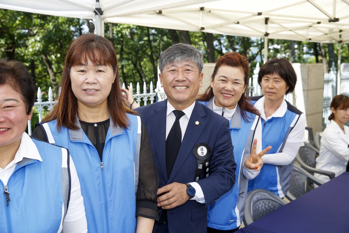 20230606-004[_P7U4277-1-제68회 현충일 충혼탑 추념.jpg