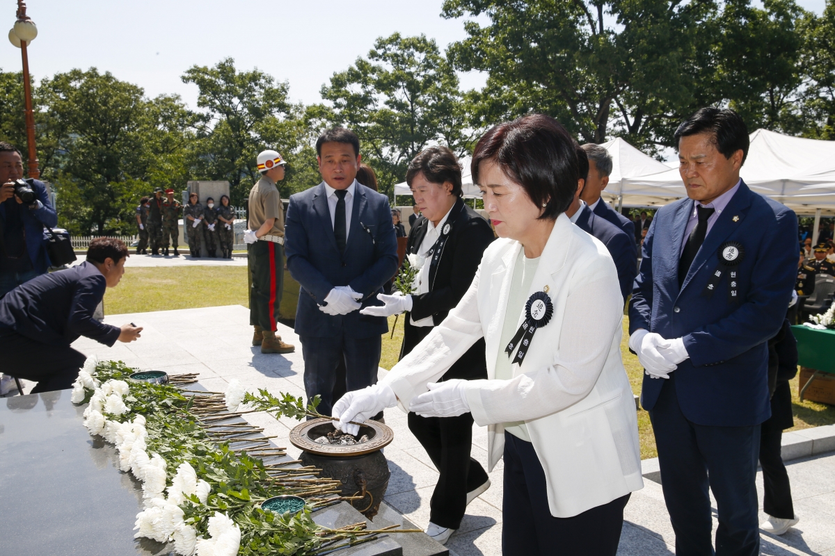 20230606-041[_P7U4350-1-제68회 현충일 충혼탑 추념.jpg