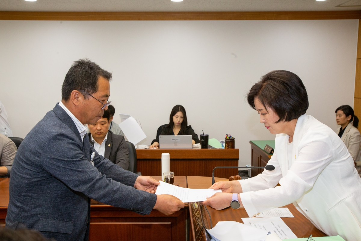 20230607-024[_P7U4587-제268회 정례회 기획행정위원회 소관 2023년도 행정사무감사 활동.JPG