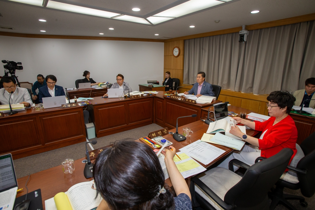 20230619-021[_P7U6079-제268회 정례회 산업건설위원회 소관 2022회계연도 세입・세출 결산 승인안 예비심사활동.JPG