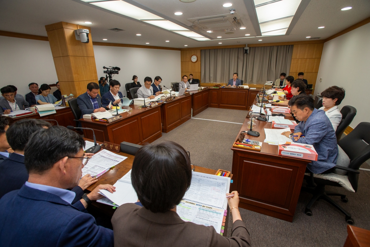 20230619-020[_P7U6078-제268회 정례회 산업건설위원회 소관 2022회계연도 세입・세출 결산 승인안 예비심사활동.JPG