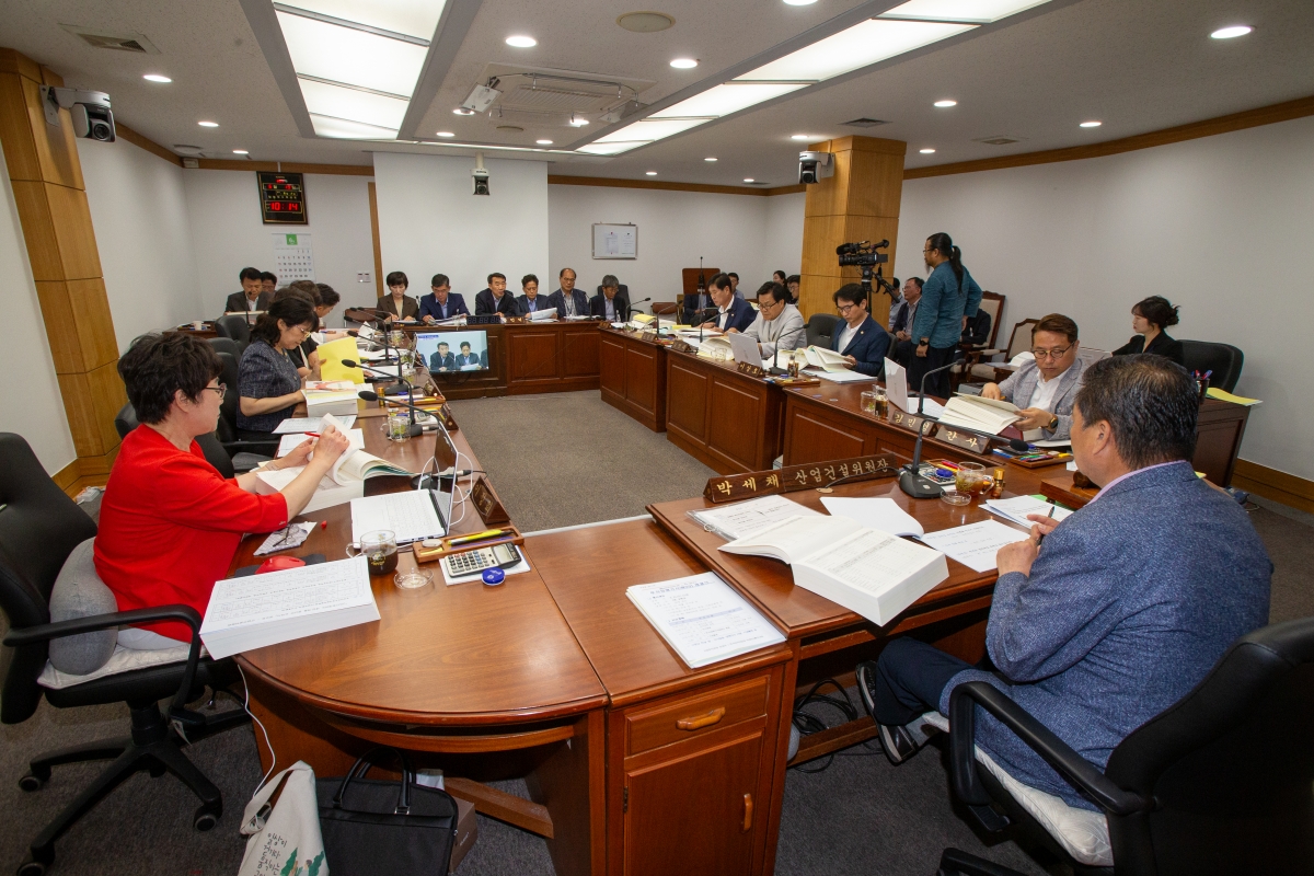 20230619-023[_P7U6083-제268회 정례회 산업건설위원회 소관 2022회계연도 세입・세출 결산 승인안 예비심사활동.JPG