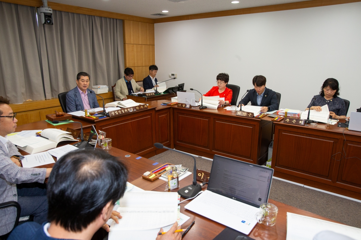 20230619-026[_P7U6119-제268회 정례회 산업건설위원회 소관 2022회계연도 세입・세출 결산 승인안 예비심사활동.JPG