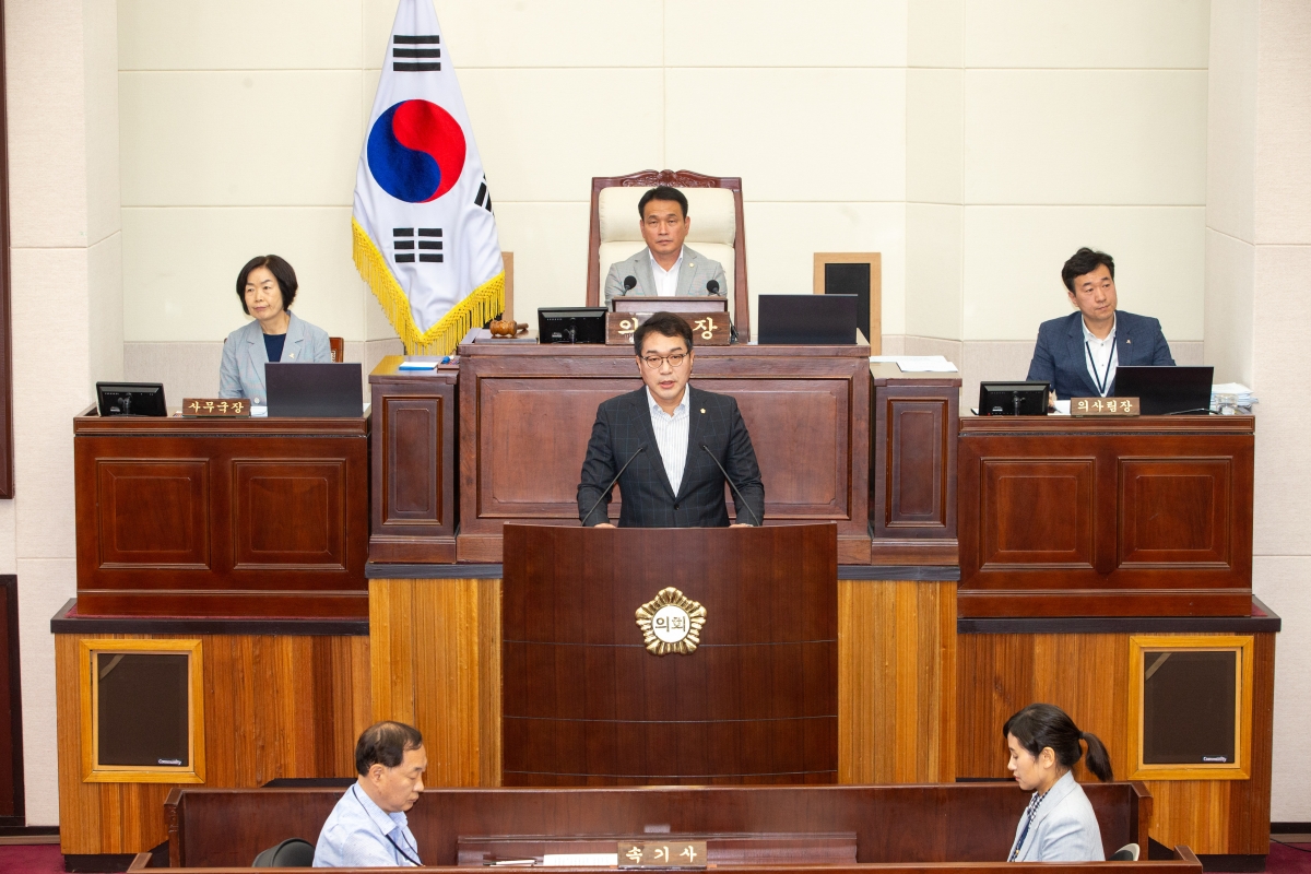 20230623-014[_P7U6460-제268회 정례회 제2차 본회의시 김근한 의회운영위원회 간사 상임위원회 심사결과보고.JPG