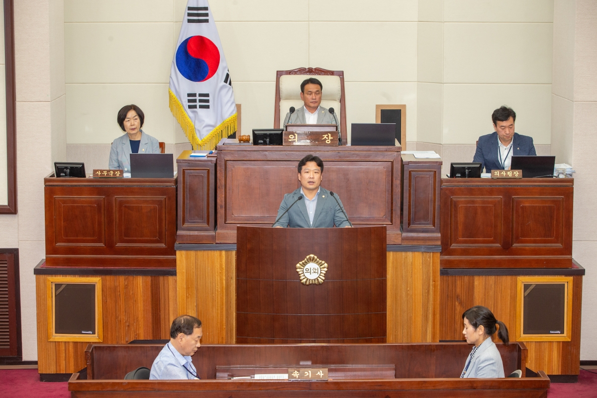 20230623-023[_P7U6492-제268회 정례회 제2차 본회의시 김원섭 기획행정위원회 간사 상임위원회 심사결과보고.JPG