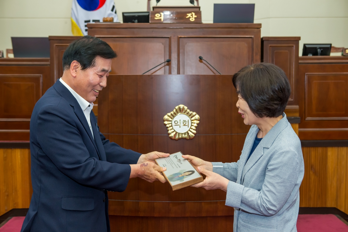 20230623-061[_P7U6603-전명희 의회사무국장 퇴임식.JPG