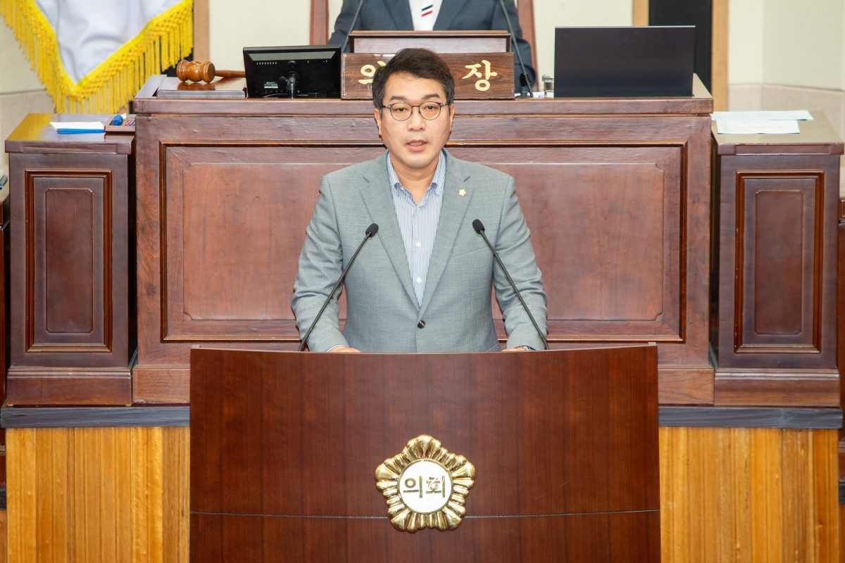 20230705-017[_P7U7706-제269회 임시회 제1차 본회의시 김근한 의회운영위원회간사 예산결산특별위원회 구성결의안 제안설명.JPG
