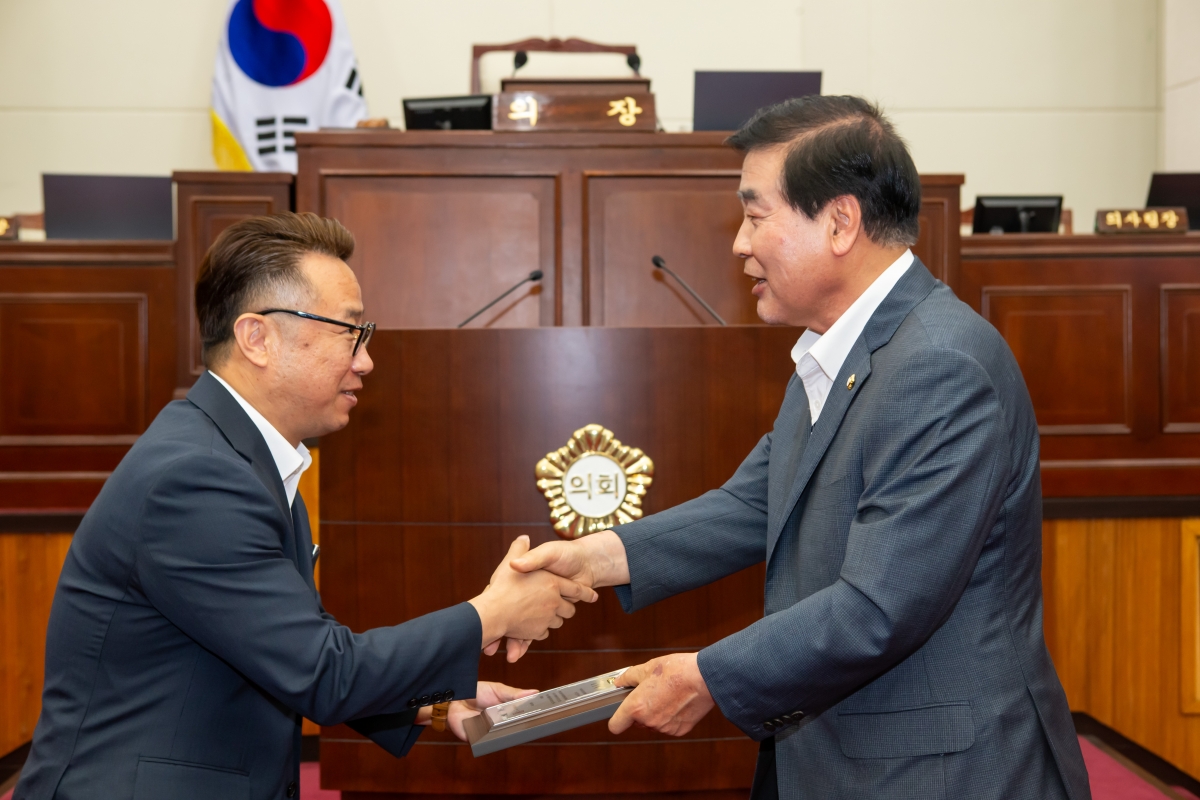 20230705-037[_P7U7765-제9대 구미시의회 개원 1주년 기념행사시 행정사무감사 우수 의원 및 공무원 표창.JPG