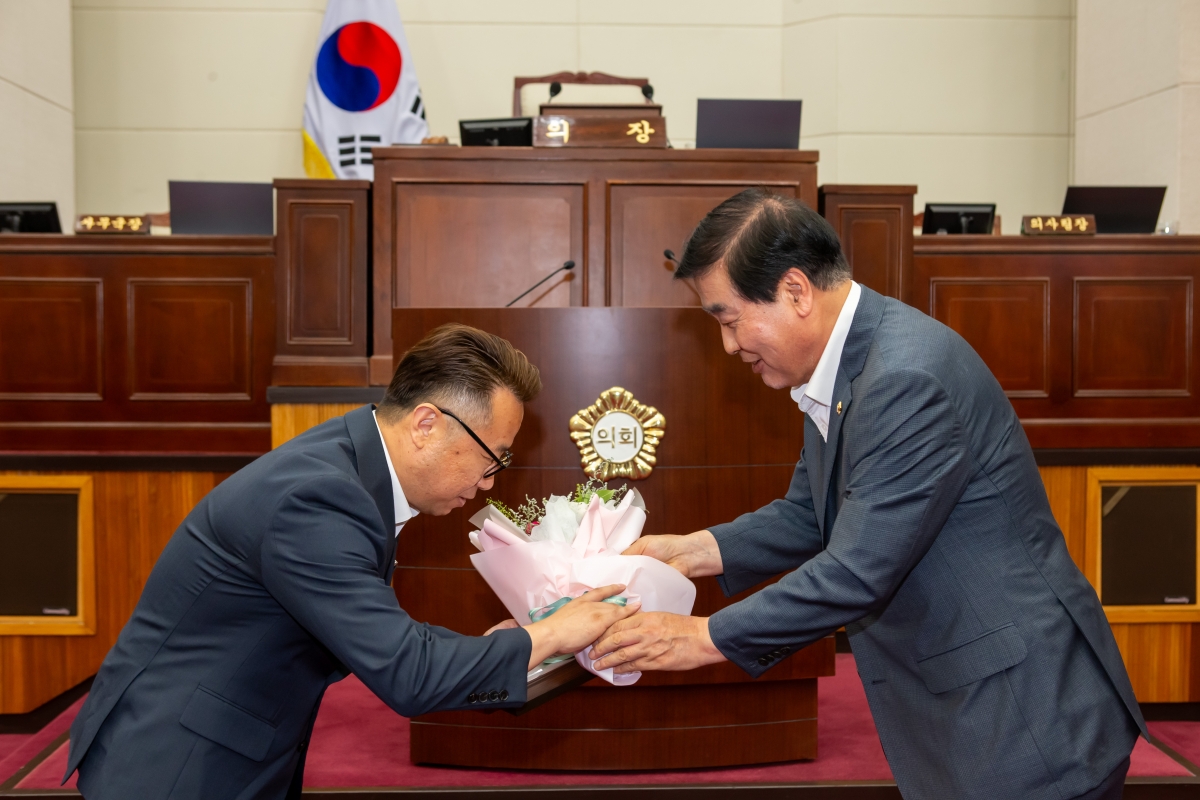 20230705-038[_P7U7767-제9대 구미시의회 개원 1주년 기념행사시 행정사무감사 우수 의원 및 공무원 표창.JPG