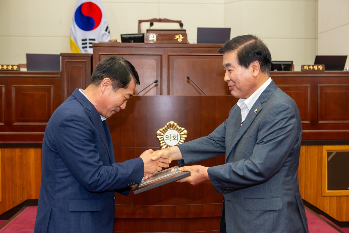 20230705-044[_P7U7790-제9대 구미시의회 개원 1주년 기념행사시 행정사무감사 우수 의원 및 공무원 표창.JPG