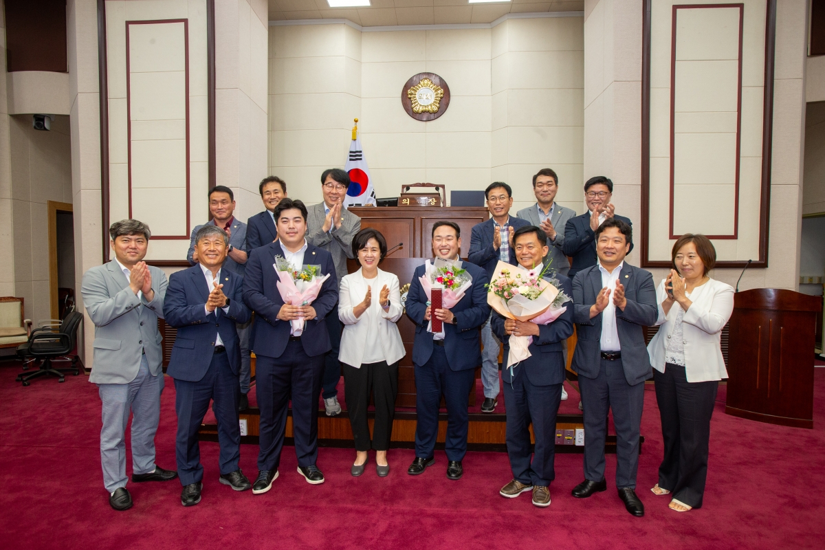 20230705-050[_P7U7806-제9대 구미시의회 개원 1주년 기념행사시 행정사무감사 우수 의원 및 공무원 표창.JPG