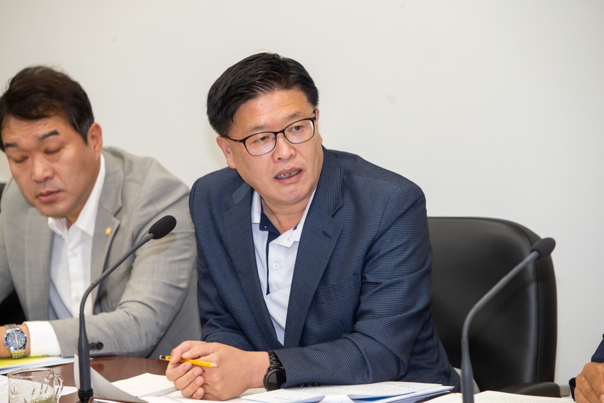 20230706-033[_P7U8023-제269회 임시회 기획행정위원회 조례안 심사활동.JPG