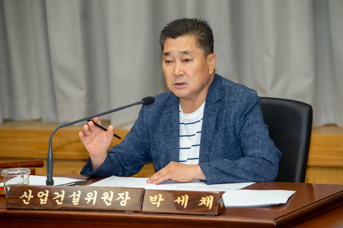 20230808-007[_P7U9760-폐회중 산업건설위원회 제6호 태풍 카눈 북상으로 인한 대처계획의 건 청취.JPG