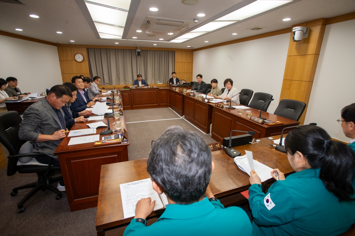 20230808-002[_P7U9752-폐회중 산업건설위원회 제6호 태풍 카눈 북상으로 인한 대처계획의 건 청취.JPG