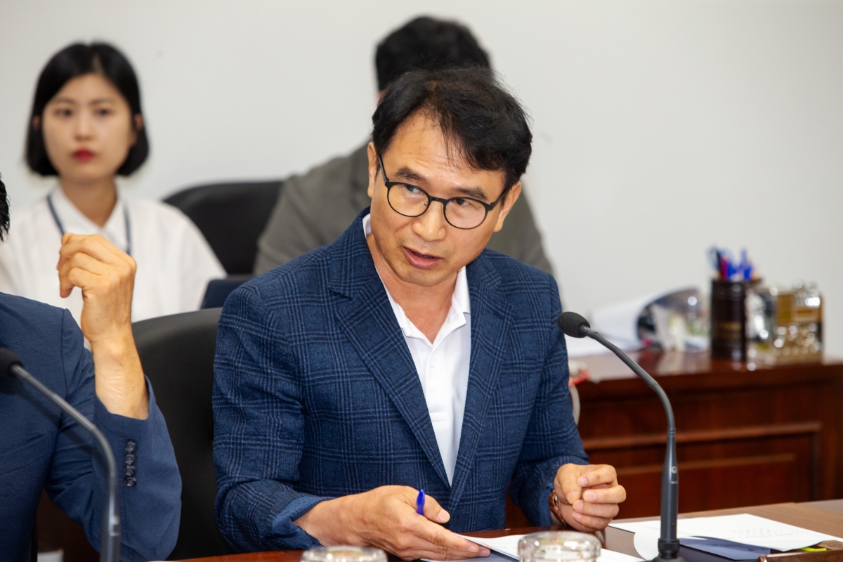 20230808-016[_P7U9784-폐회중 산업건설위원회 제6호 태풍 카눈 북상으로 인한 대처계획의 건 청취.JPG