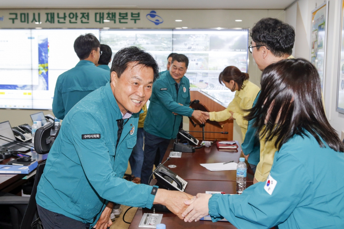 20230809-003[_P7U9803-1-제6호 태풍 카눈 구미시 재난안전대책본부 방문 격려.jpg