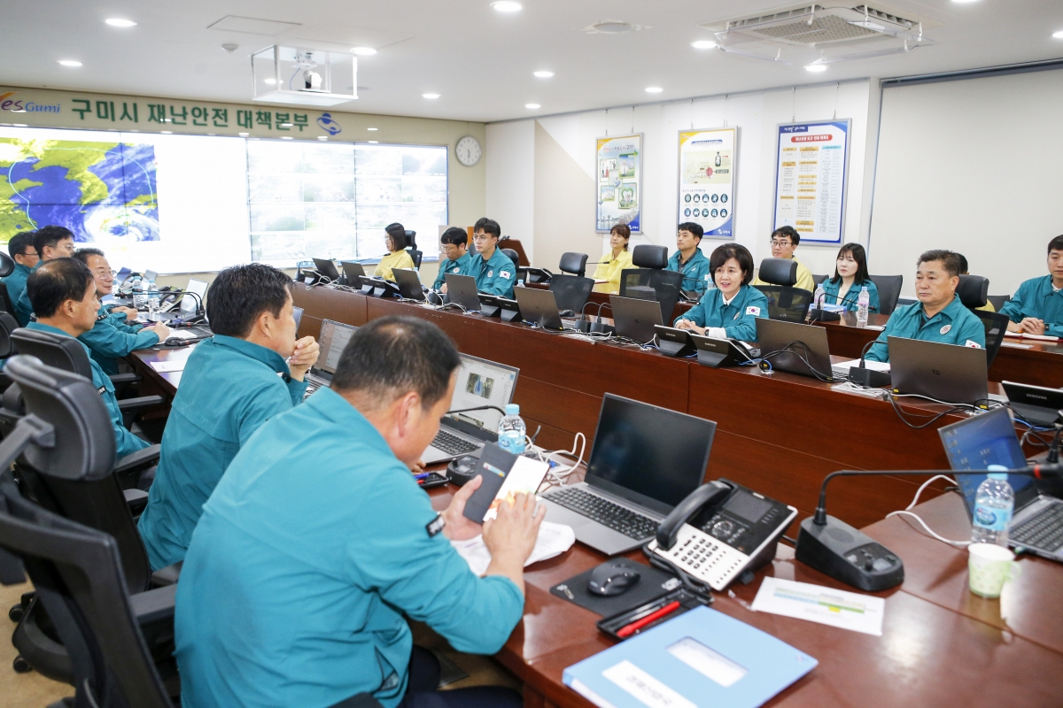 20230809-025[_P7U9883-1-제6호 태풍 카눈 구미시 재난안전대책본부 방문 격려.jpg