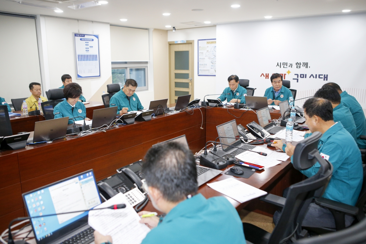 20230809-008[_P7U9837-1-제6호 태풍 카눈 구미시 재난안전대책본부 방문 격려.jpg