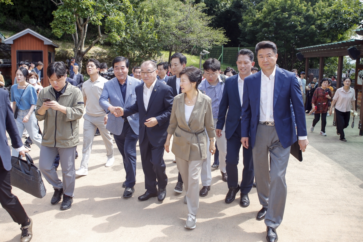 20230815-035[_P7U0433-1-박근혜 전 대통령께서 박정희 대통령 생가 및 역사자료관 방문.jpg