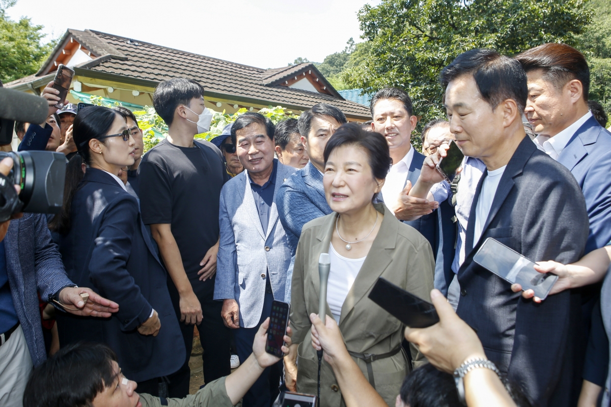 20230815-046[_P7U0488-1-박근혜 전 대통령께서 박정희 대통령 생가 및 역사자료관 방문.jpg