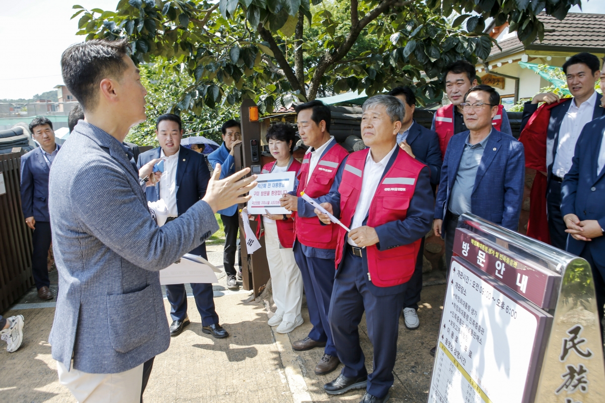 20230815-015[_P7U0366-1-박근혜 전 대통령께서 박정희 대통령 생가 및 역사자료관 방문.jpg
