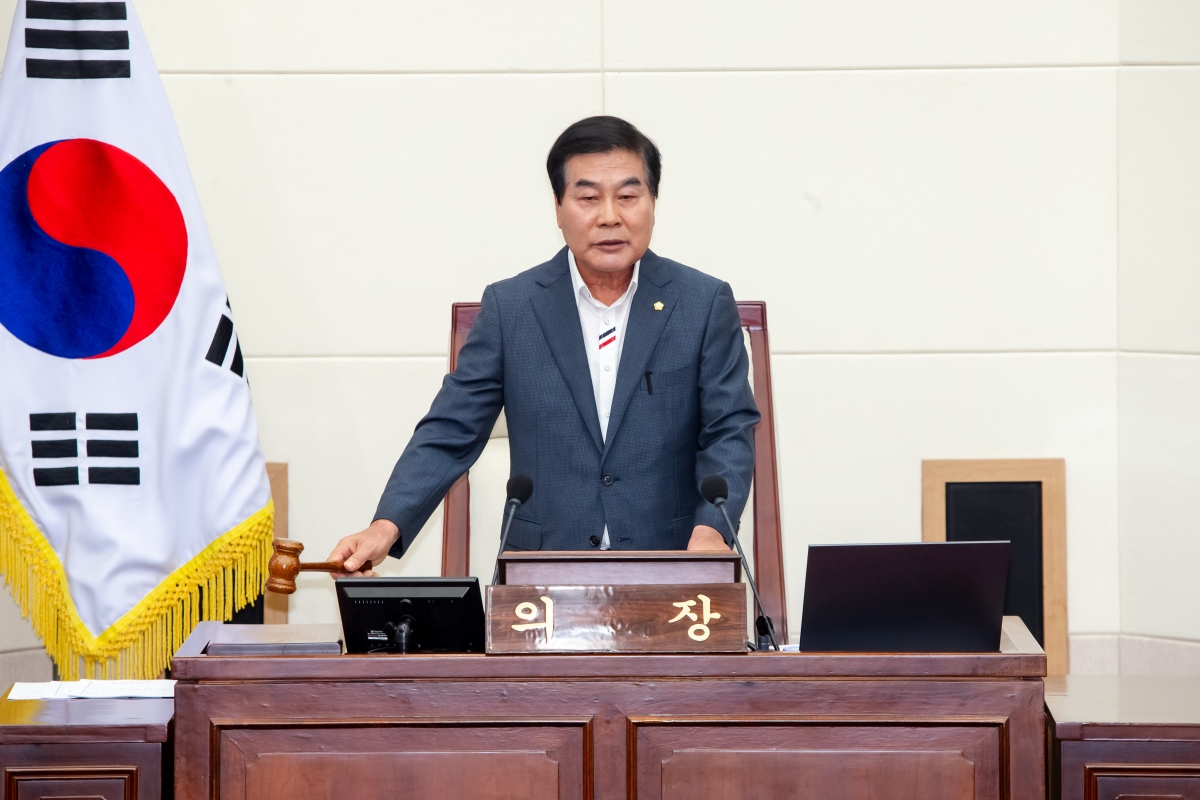 20230906-005[_P7U2195-제270회 임시회 제1차 본회의시 안주찬 의장 회의주재.JPG
