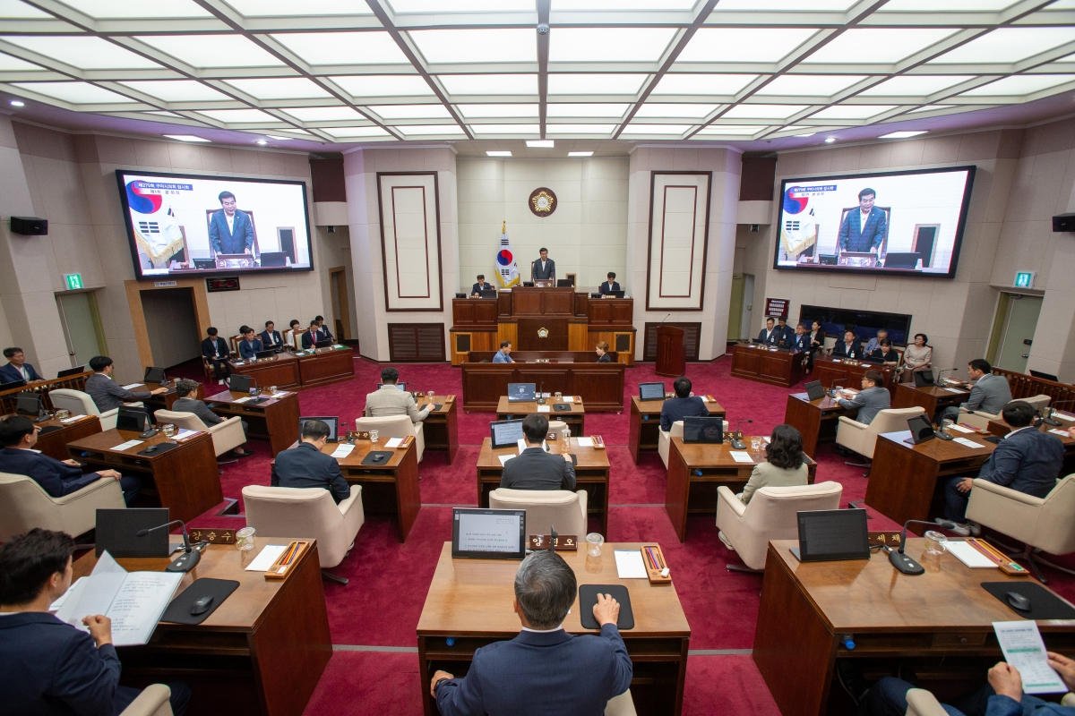 20230906-004[_P7U2193-제270회 임시회 제1차 본회의시 안주찬 의장 회의주재.JPG