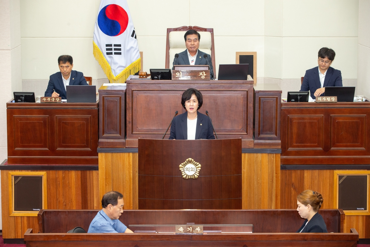 20230906-024[_P7U2252-제270회 임시회 제1차 본회의시 이명희 기획행정위원장 건의문 채택의 건 제안설명.JPG