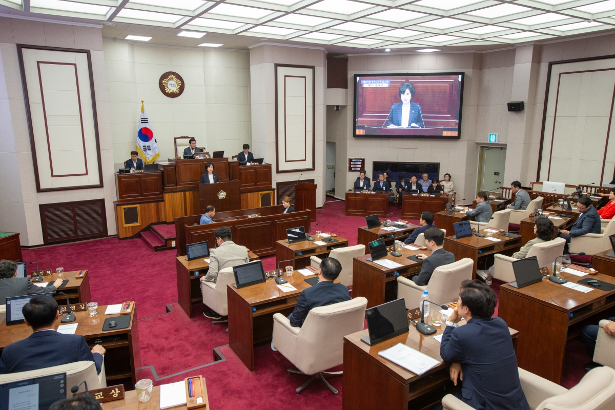 20230906-026[_P7U2256-제270회 임시회 제1차 본회의시 이명희 기획행정위원장 건의문 채택의 건 제안설명.JPG
