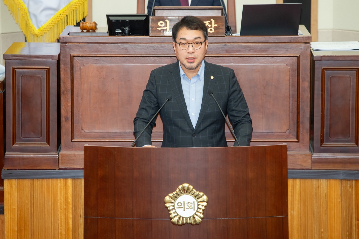 20230914-033[_P7U0820-제270회 임시회 제2차 본회의시 김근한 의회운영위원회 간사 상임위원회 활동결과보고.JPG