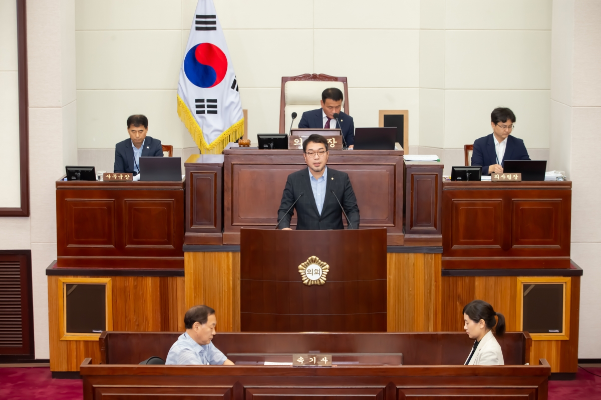 20230914-034[_P7U0822-제270회 임시회 제2차 본회의시 김근한 의회운영위원회 간사 상임위원회 활동결과보고.JPG