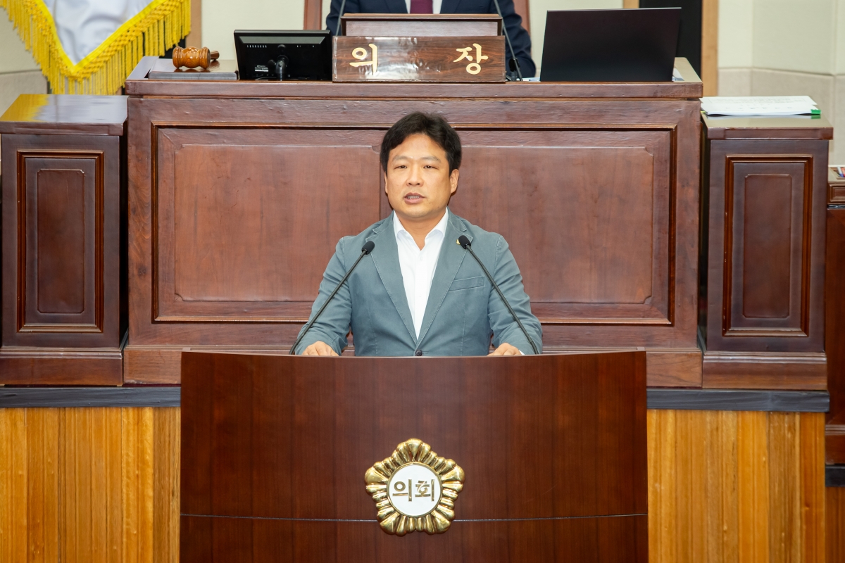 20230914-035[_P7U0830-제270회 임시회 제2차 본회의시 김원섭 기획행정위원회 간사 상임위원회 활동결과보고.JPG