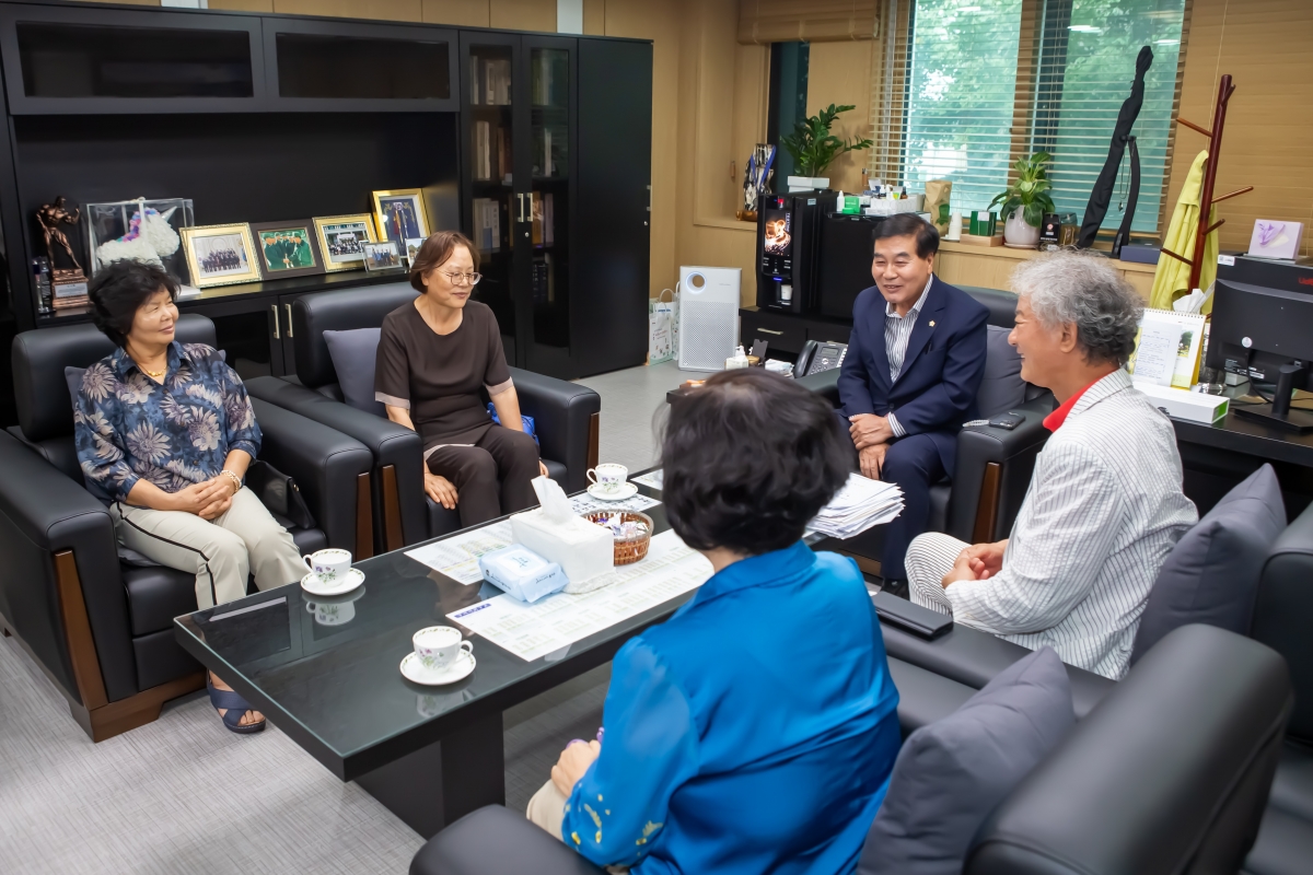 20230921-029[_P7U1887-장천면민 일행 의장실 방문.JPG