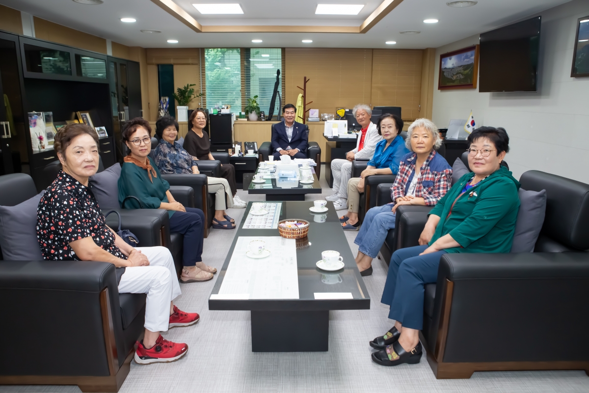 20230921-028[_P7U1885-장천면민 일행 의장실 방문.JPG