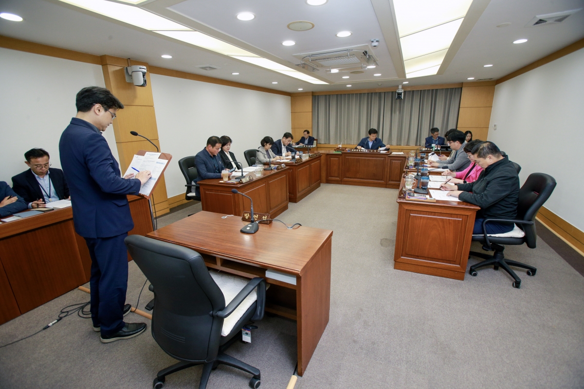 20231010-046[_P7U3192 복사-폐회중 의회운영위원회 활동.jpg