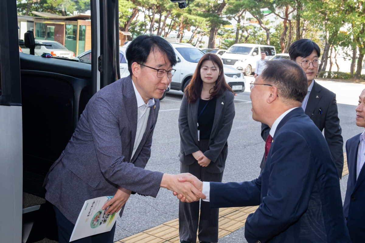 20231011-001[_P7U3199-의원연구단체 자치법규 연구회 문경시의회 방문.JPG