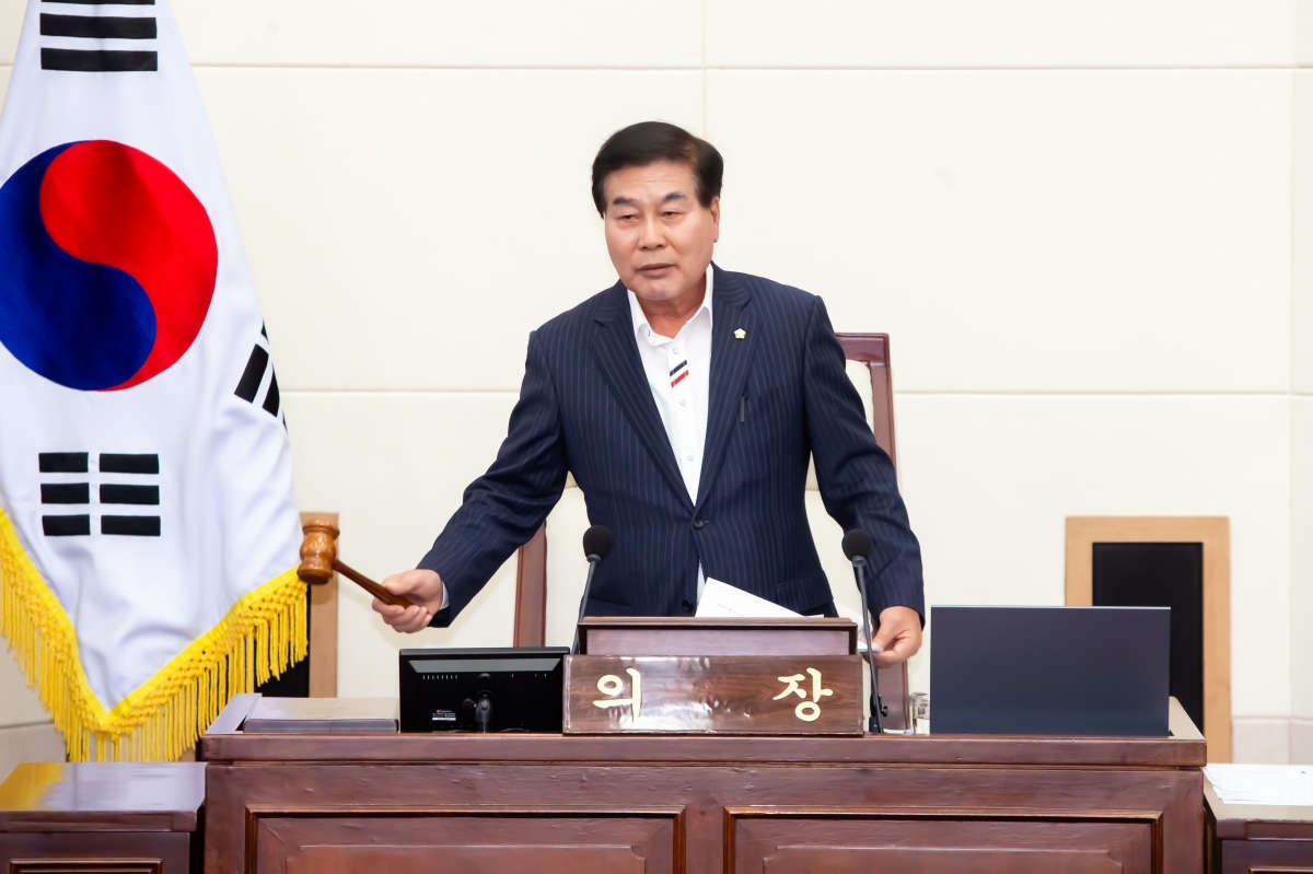 20231025-009[_P7U5785-제271회 임시회 제2차 본회의시 안주찬 의장 회의주재.jpg