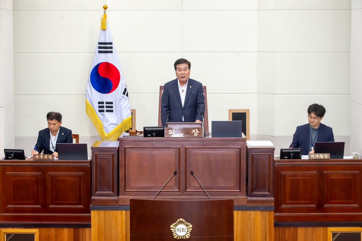 20231025-011[_P7U5788-제271회 임시회 제2차 본회의시 안주찬 의장 회의주재.jpg
