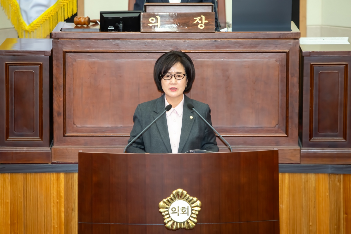 20231025-033[_P7U5876-제271회 임시회 제2차 본회의시 이명희 기획행정위원장 심사결과보고.jpg