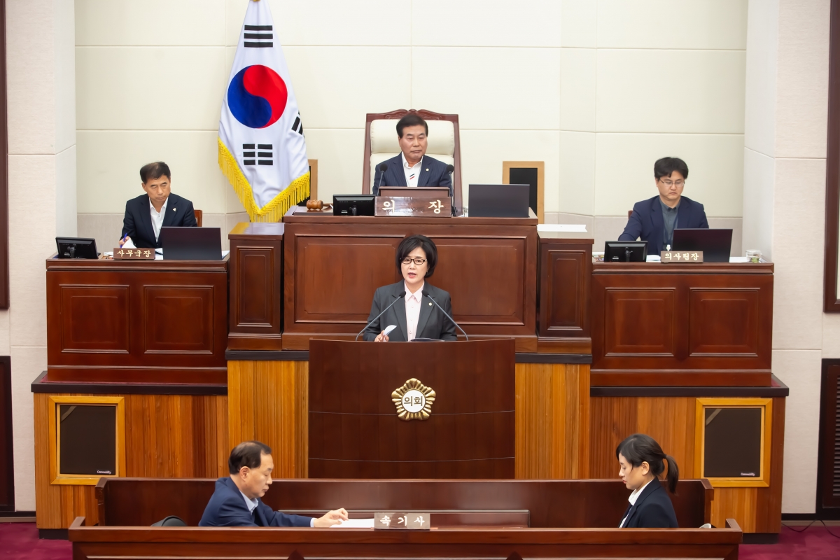 20231025-034[_P7U5877-제271회 임시회 제2차 본회의시 이명희 기획행정위원장 심사결과보고.jpg