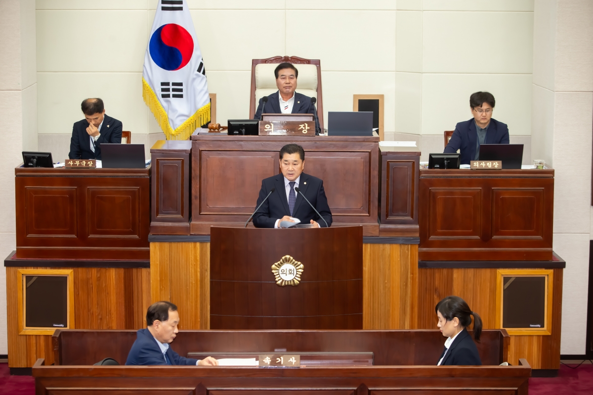 20231025-038[_P7U5891-제271회 임시회 제2차 본회의시 박세채 산업건설위원장 심사결과보고.jpg