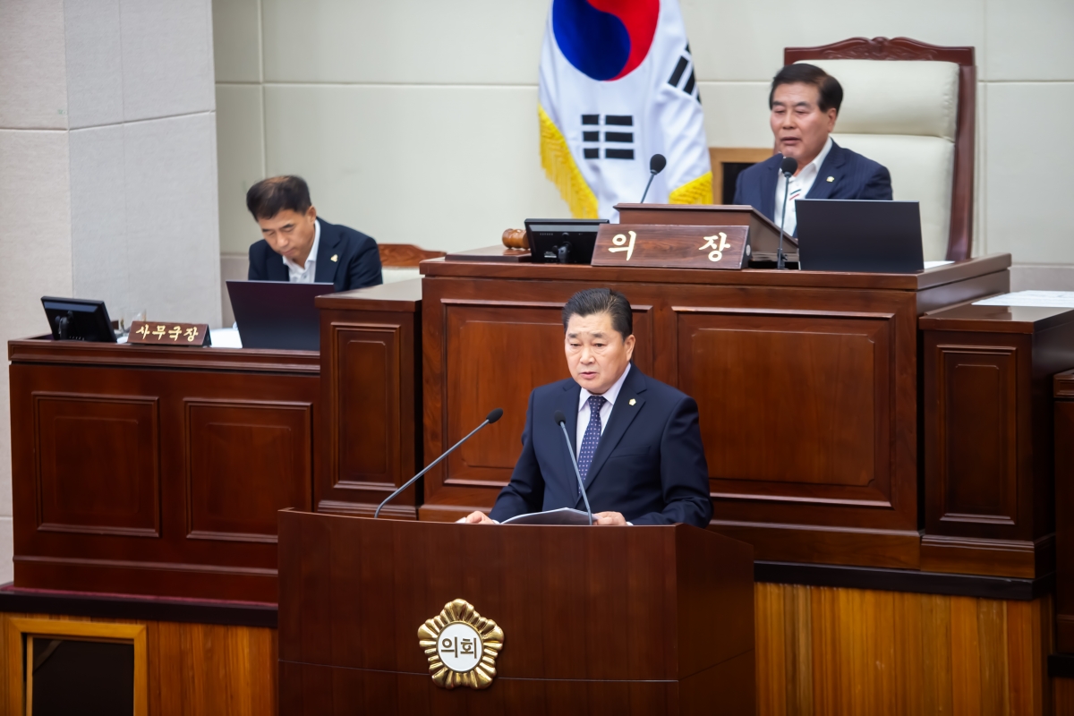 20231025-041[_P7U5898-제271회 임시회 제2차 본회의시 박세채 산업건설위원장 심사결과보고.jpg