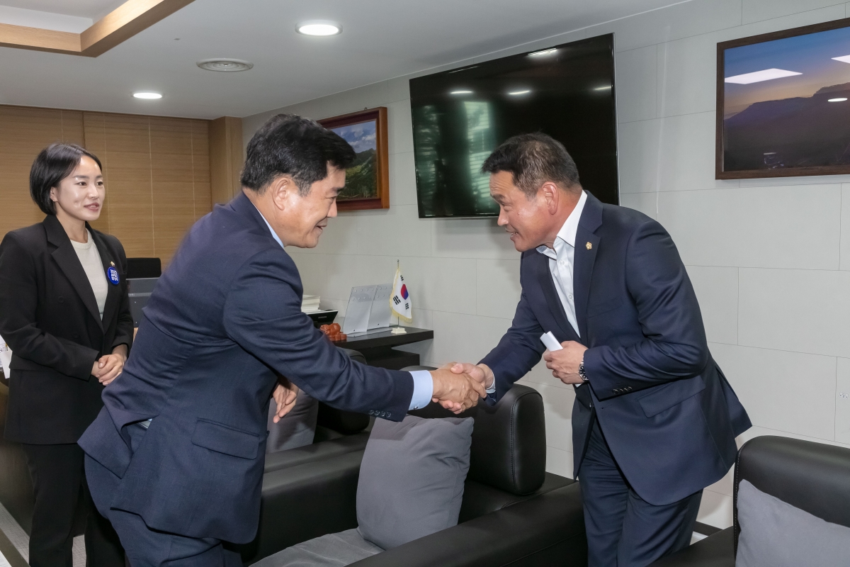 20231018-029[IMG_7317-경주시의회 2025 APEC 경주유치지원특별위원회 의원일행 의장실 방문.jpg