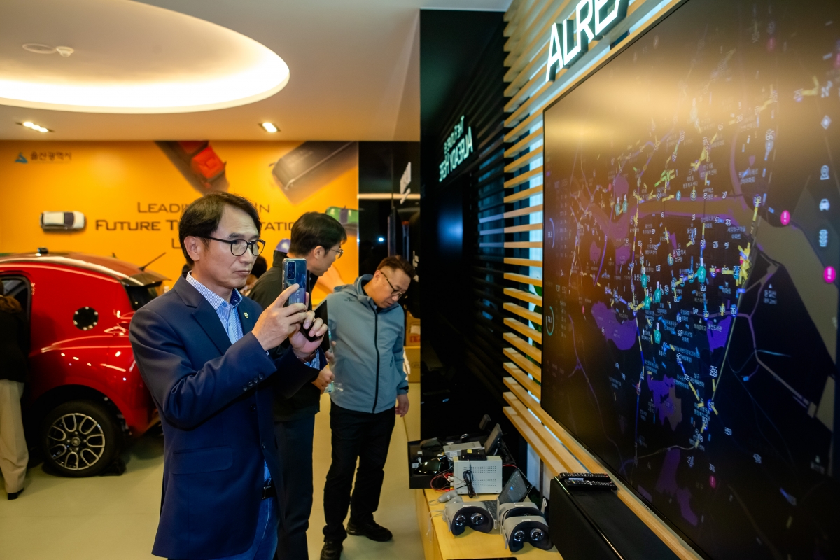 20231023-091[_P7U5516-제271회 임시회 산업건설위원회 울산광역시 교통관리센터 비교건학.jpg
