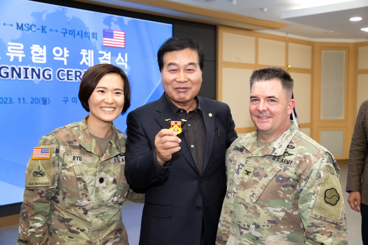 20231120-035[_P7U9650-구미시 주한미군 498전투지원부대 구미시의회 상호교류 협약 체결식.jpg