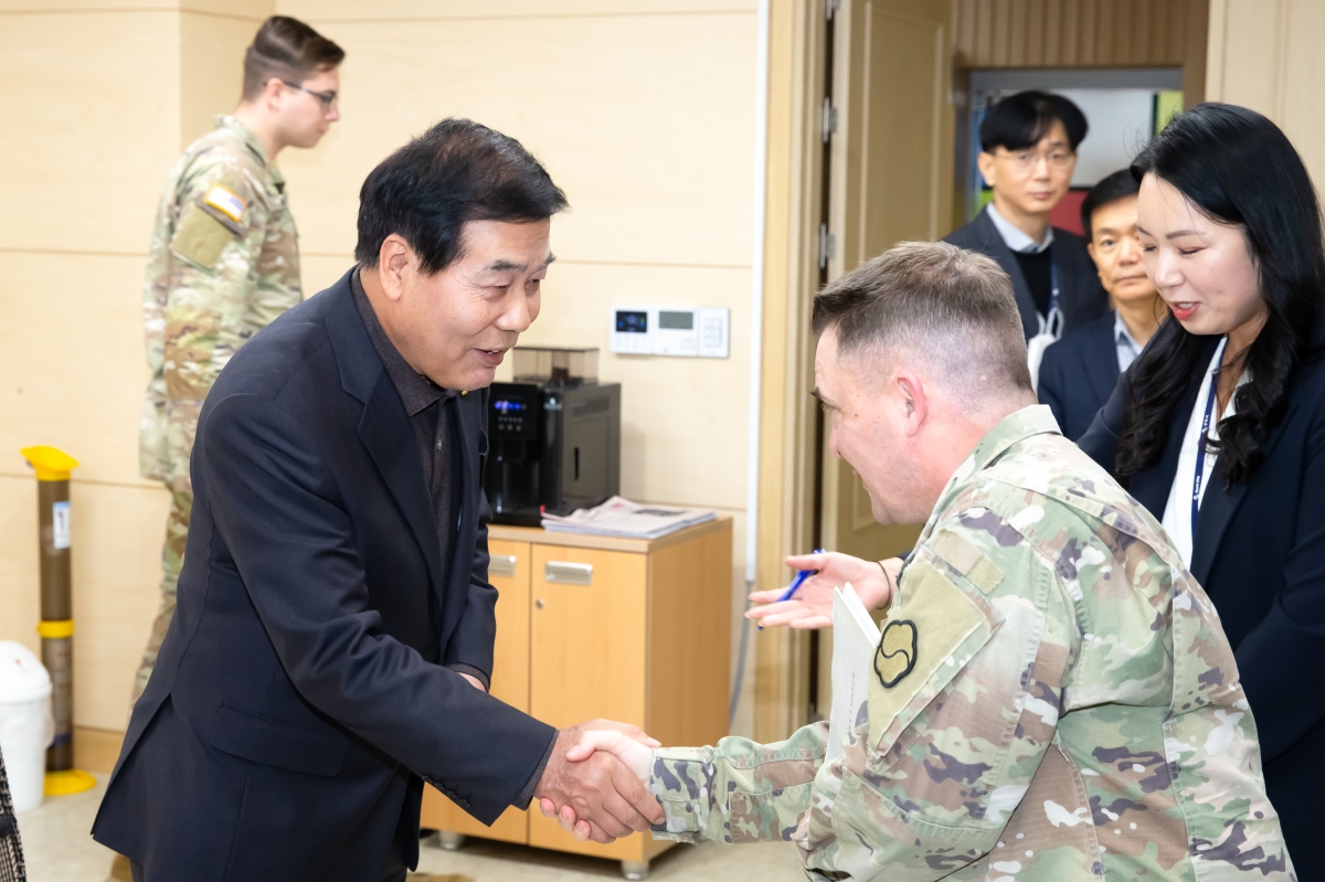 20231120-001[_P7U9494-구미시 주한미군 498전투지원부대 구미시의회 상호교류 협약 체결식.jpg