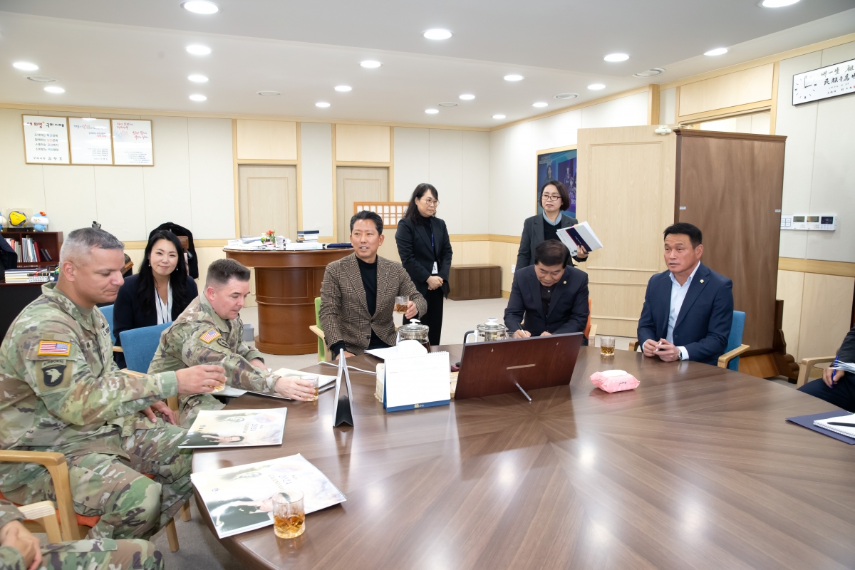20231120-008[_P7U9529-구미시 주한미군 498전투지원부대 구미시의회 상호교류 협약 체결식.jpg