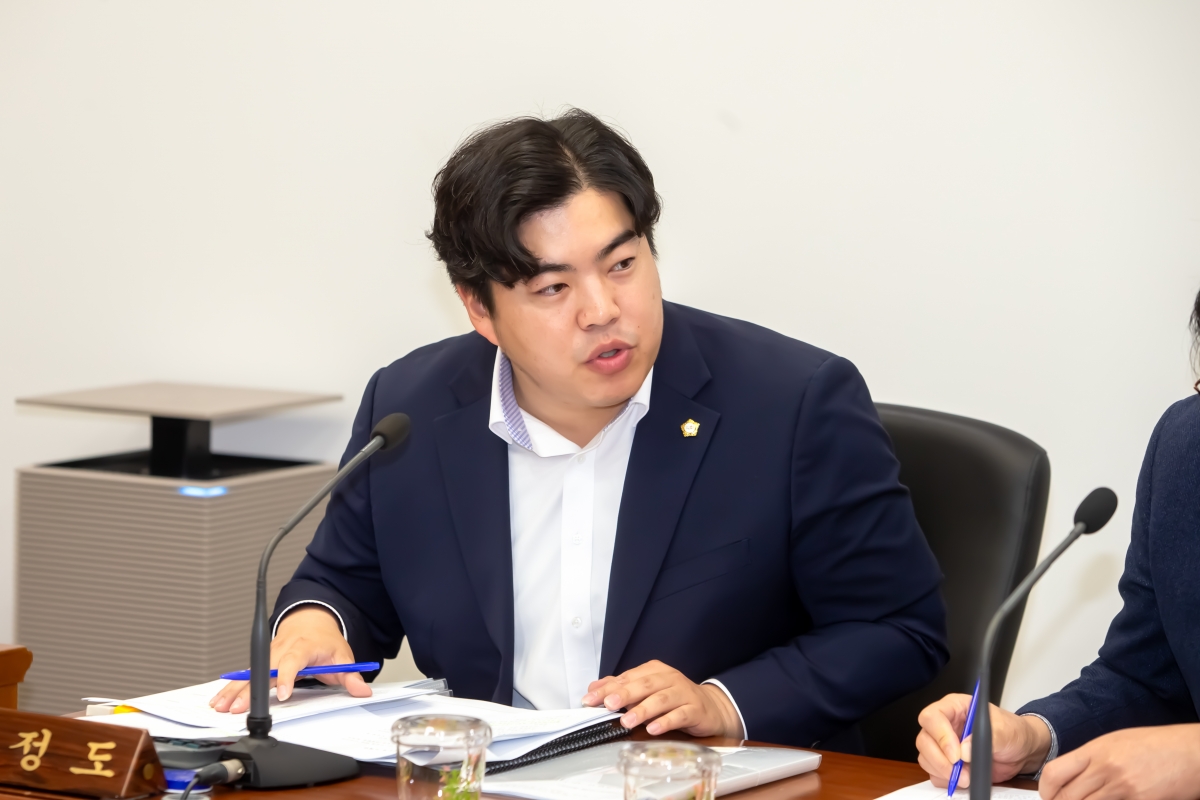 20231128-004[_P7U0726-제272회 제2차 정례회시 의회운영위원회 조례안 심사활동.jpg